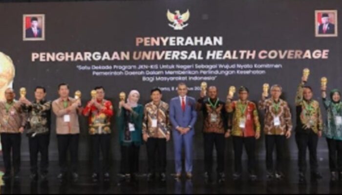 Wapres Ma’ruf Amin Berikan Penghargaan UHC Awards Kepada 493 Kepala Daerah