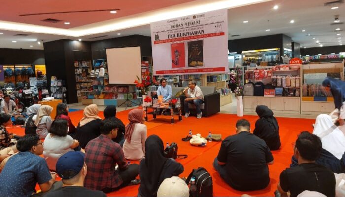 Penulis Eka Kurniawan: Manusia Harus Menulis Untuk Arsipkan Pengetahuan