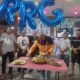 KETUA Umum RRG Club Indonesia H Jasa Wardani Ginting didampingi pengurus dan anggota memotong nasi tumpeng pada HUT ke-49 RRG, Sabtu (10/8) malam. Waspada/ist