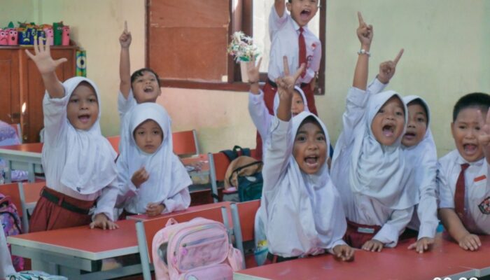 Sambut HUT RI, Sinar Primera Bagikan 8.000 Buku dan Alat Tulis ke Sekolah Dasar