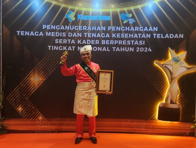 Dr.H.Agus Salim MKed (ORL- HNS) SP THT – BKL, meraih penghargaan sebagai Tenaga Medis Nasional Katagori Pengabdian Tanpa Batas 2024 pada acara penganugerahan Penghargaan Tenaga Medis, Tenaga Kesehatan Teladan Kader Berprestasi Tingkat Nasional 2024 di Swisshotel, Pantai Indah Kapuk Kamal Muara Penjaringan, Selasa (13/8). Waspada/ist