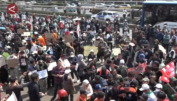 Massa Aksi Jebol Pagar DPR, Ambon Dan Semarang Ricuh