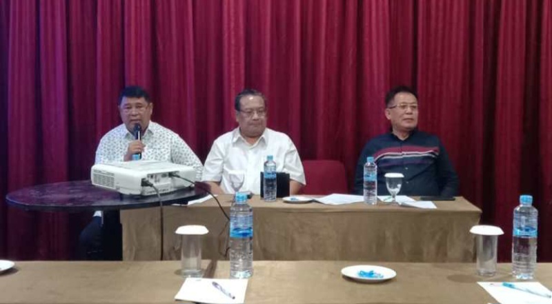 KETUA Umum DPP Komite Masyarakat Danau Toba (KMDT) Edison Manurung (kiri) saat memimpin rapat perdana pembahasan usulan pendirian universitas negeri di kawasan Danau Toba, di Medan, Kamis (22/8). Waspada/ist