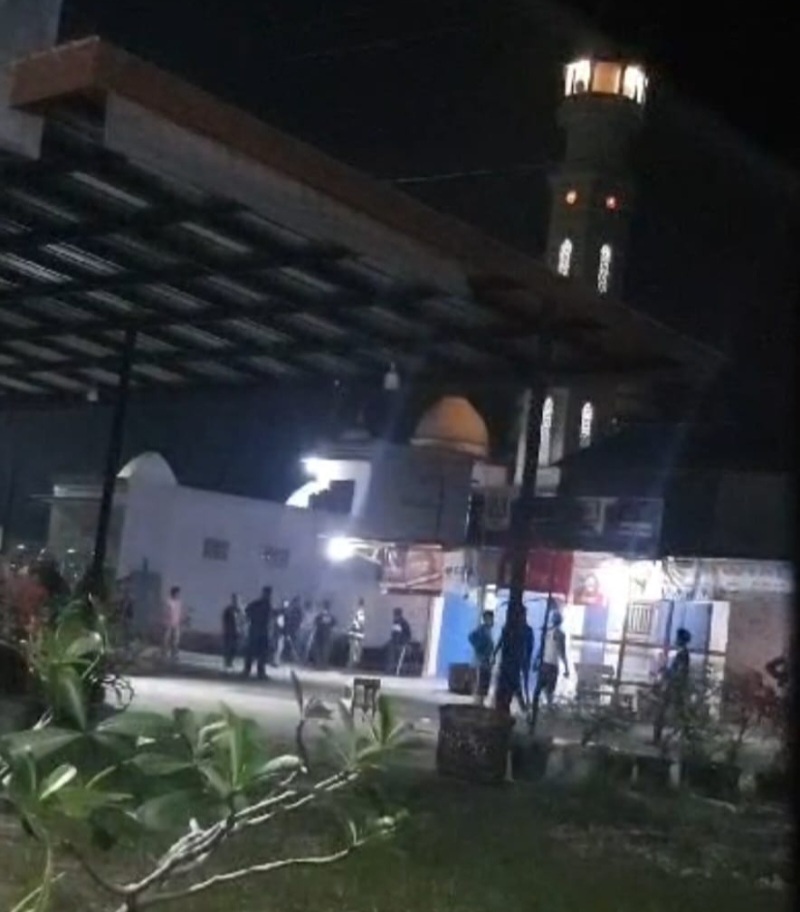 SUARA pengumuman dari toa masjid ini membuat warga terbangun, dan seketika berhamburan keluar rumah, karena adanya tawuran dua kelompok remaja, di Dusun XI Desa Sei Rotan, Kecamatan Percut Seituan, Kabupaten Deliserdang, Minggu (25/8) dini hari. Waspada/ist