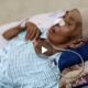 KONDISI pasien Dian Tri Murni (65) warga Perumnas Simalingkar Jl. Pinang Raya, Medan sangat memprihatinkan, namun dipulangkan pihak RS Mitra Sejati Medan. Waspada/ist
