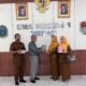 PENYERAHAN buku oleh Ketua Satupena Sumut Dr.Shafwan Hadi Umry yang diterima Kepala Perpustakaan SMA Negeri 1 Medan. Waspada/ist