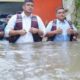 TINJAU BANJIR - Walikota Medan Bobby Nasution (kiri), didampingi Kadis SDABMBK Kota Medan Topan Obaja Putra Ginting, meninjau salah satu lokasi banjir di Medan, belum lama ini. Waspada/ist