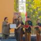 MENTERI Lingkungan Hidup dan Kehutanan Siti Nurbaya, me yerahkan penghargaan Anugerah Konservasi Alam 2024 dari Kementerian Lingkungan Hidup kepada Kepala Kejaksaan Tinggi Sumatera Utara (Kajati Sumut) Idianto, pada puncak peringatan Hari Konservasi Alam Nasional (HKAN) di Alun-alun Kidul, Kabupaten Boyolali, Jawa Tengah (Jateng), Kamis (28/8). Waspada/ist