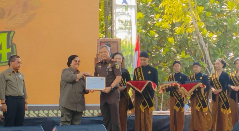MENTERI Lingkungan Hidup dan Kehutanan Siti Nurbaya, me yerahkan penghargaan Anugerah Konservasi Alam 2024 dari Kementerian Lingkungan Hidup kepada Kepala Kejaksaan Tinggi Sumatera Utara (Kajati Sumut) Idianto, pada puncak peringatan Hari Konservasi Alam Nasional (HKAN) di Alun-alun Kidul, Kabupaten Boyolali, Jawa Tengah (Jateng), Kamis (28/8). Waspada/ist