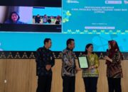 Kepala BBPOM Medan Serahkan Sertifikat Izin Penerapan CPPOB Produk Olahan Hilirisasi Ke Poltekkes Medan