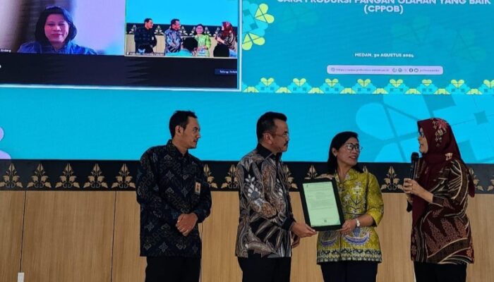 Kepala BBPOM Medan Serahkan Sertifikat Izin Penerapan CPPOB Produk Olahan Hilirisasi Ke Poltekkes Medan