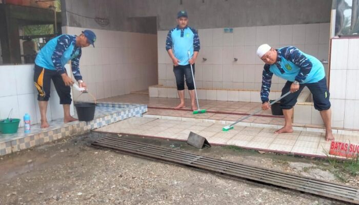 Ciptakan Kenyamanan Jamaah, BKPRMI Bersihkan Masjid Peudawa