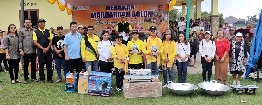 Bupati Simalungun diwakili Sekda Esron Sinaga bersama Ketua TP PKK, Ny Ratnawati RHS saat meninjau kegiatan Marharoan Bolon di Kec. Girsang Sipanganbolon, Selasa (20/8).(Waspada/ist).