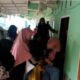 MASSA emak-emak tergabung dalam perwiritan saat menggerebek wisma penginapan yang diduga tempat berbuat maksiat di Desa Antara Kecamatan Limapuluh, Batubara. Waspada/Ist