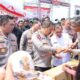 Wakapolri Komjen Pol Drs Agus Andrianto terlihat sedang memeriksa tongkat untuk berjalan yang akan diserahkan kepada masyarakat di Kabupaten Dairi.Waspada/Ist