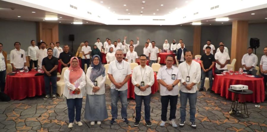 Kepala Kantor Wilayah BPJS Ketenagakerjaan Sumbagut, Henky Rhosidien (3 Kanan) dan sejumlah pejabat di lingkungan Kantor Wilayah BPJS Ketenagakerjaan Sumbagut foto bersama dengan peserta Median Gathering di Hotel Radisson, Medan, Jumat (23/8). Waspada/ist.