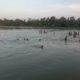 Warga dan tim pencari korban saat menyusuri arus sungai Bahbolon Perdagangan, Senin (5/8).(Waspada/ist).