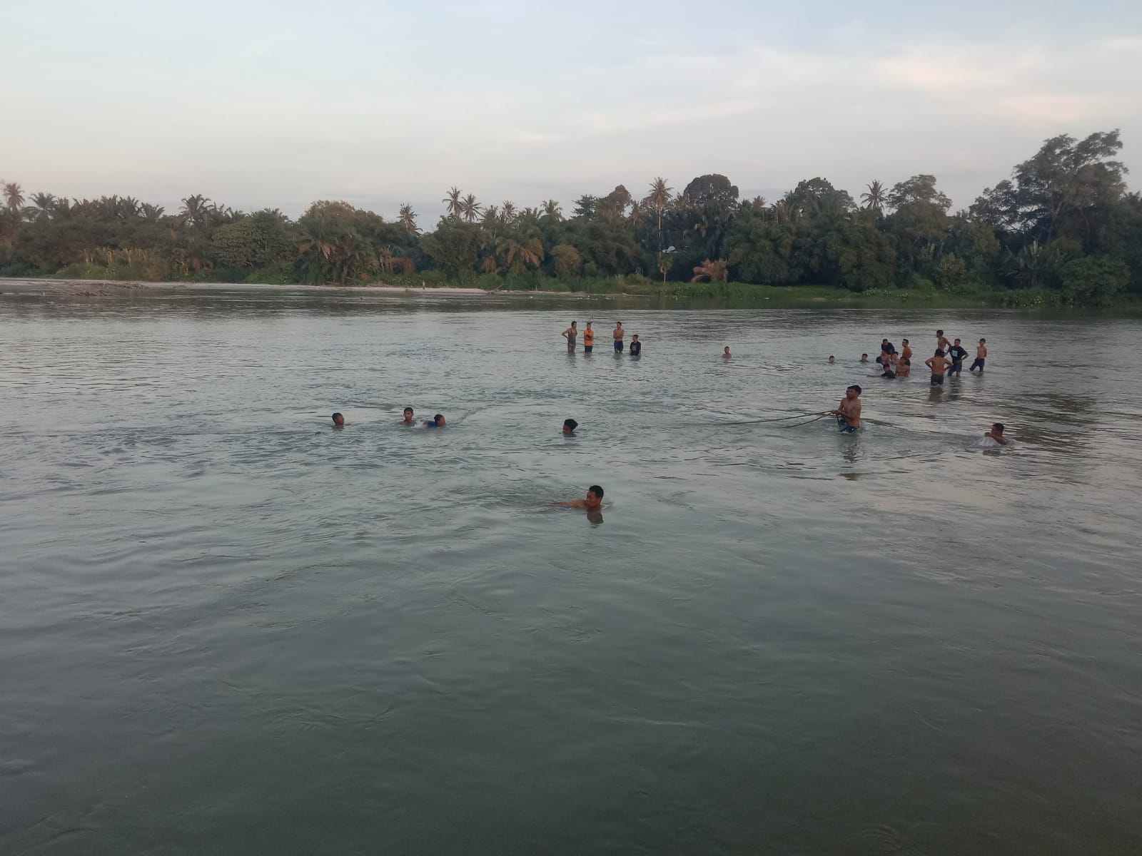 Warga dan tim pencari korban saat menyusuri arus sungai Bahbolon Perdagangan, Senin (5/8).(Waspada/ist).