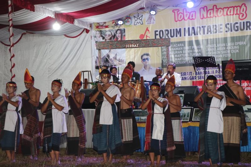 Tortor, salah satu suguhan budaya yang ditampilkan oleh anak-anak Sigurs pada acara Toba Natorang Fiesta 2024. Waspada/Ist