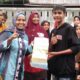 Pj Ketua PKK Gampong Seuriget, Ny Siti Halimah Amk memberikan hadiah kepada para pemenang lomba, Minggu (25/8). Waspada/Munawar