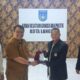 Kaban Kesbangpol Kota Langsa, Zulhadisyah didampingi Ketua FKUB Kota Langsa, Hasanuddin saat menyerahkan plakat kepada FKUB Kabupaten Simeulue, di Aula setempat, Senin (26/8). Waspada/Rapian.
