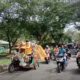 Pasangan Bacabup Afridawati dan Bacawabup Dr. Amin Haris menggunakan beca saat menuju Kantor KIP Simeulue. Rabu (28/8). Waspada/Ist