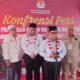Pasangan Letnan-Pahlevi bersama ketua partai pengusung saat konfrensi pers di KPU Kota Padangsidimpuan.(Waspada/Syarif Ali Usman)