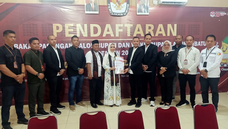 Ribuan Massa Antarkan Maya-Jamri Ke KPU L.Batu Ribuan Massa Antarkan Maya-Jamri Ke KPU L.Batu