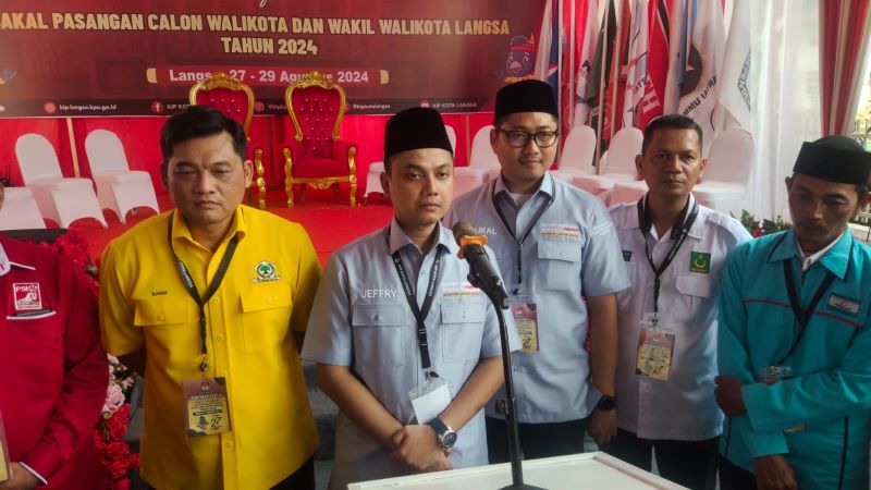Pasangan balon Wali Kota dan Wali Kota Langsa, Jeffry dan M Haikal, didampingi H Ilham Pangestu, saat memberikan keterangan pers di kantor KIP Kota Langsa, Kamis (29/8).Waspada/Rapian