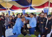 Tokoh masyarakat, JR Saragih yang juga Bupati Simalungun periode 2010-2015 dan periode 2016-2021, memberi 'boras tenger' (upa-upa) kepada pasangan calon Bupati Simalungun periode 2024-2029 Anton - Benny di Hotel Simalungun City Pamatangraya, Kamis (29/8).(Waspada/Hasuna Damanik).