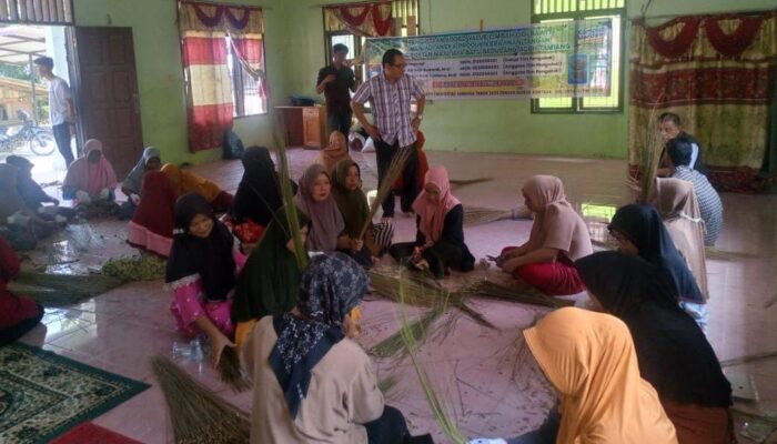 PKM Universitas Samudra Kenalkan Aneka Kerajinan Lidi Sawit Ke KWT