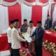 H Gus Irawan Pasaribu bersama Ketua KPU Tapsel Zul Hajji Siregar saat pendaftaran Paslon Bagusi (Bersama Gus- Syahbuddin ) di Kantor KPU Tapanuli Selatan. (Waspada/Syarif Ali Usman)