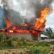 Satu rumah di Desa Banuasibohou II, Kecamatan Alasa, Kabupaten Nias Utara ludes terbakar, Sabtu (10/8). Akibat peristiwa tersebut seorang nenek lanjut usia menkadi korban tewas terpanggang. Waspada/Ist