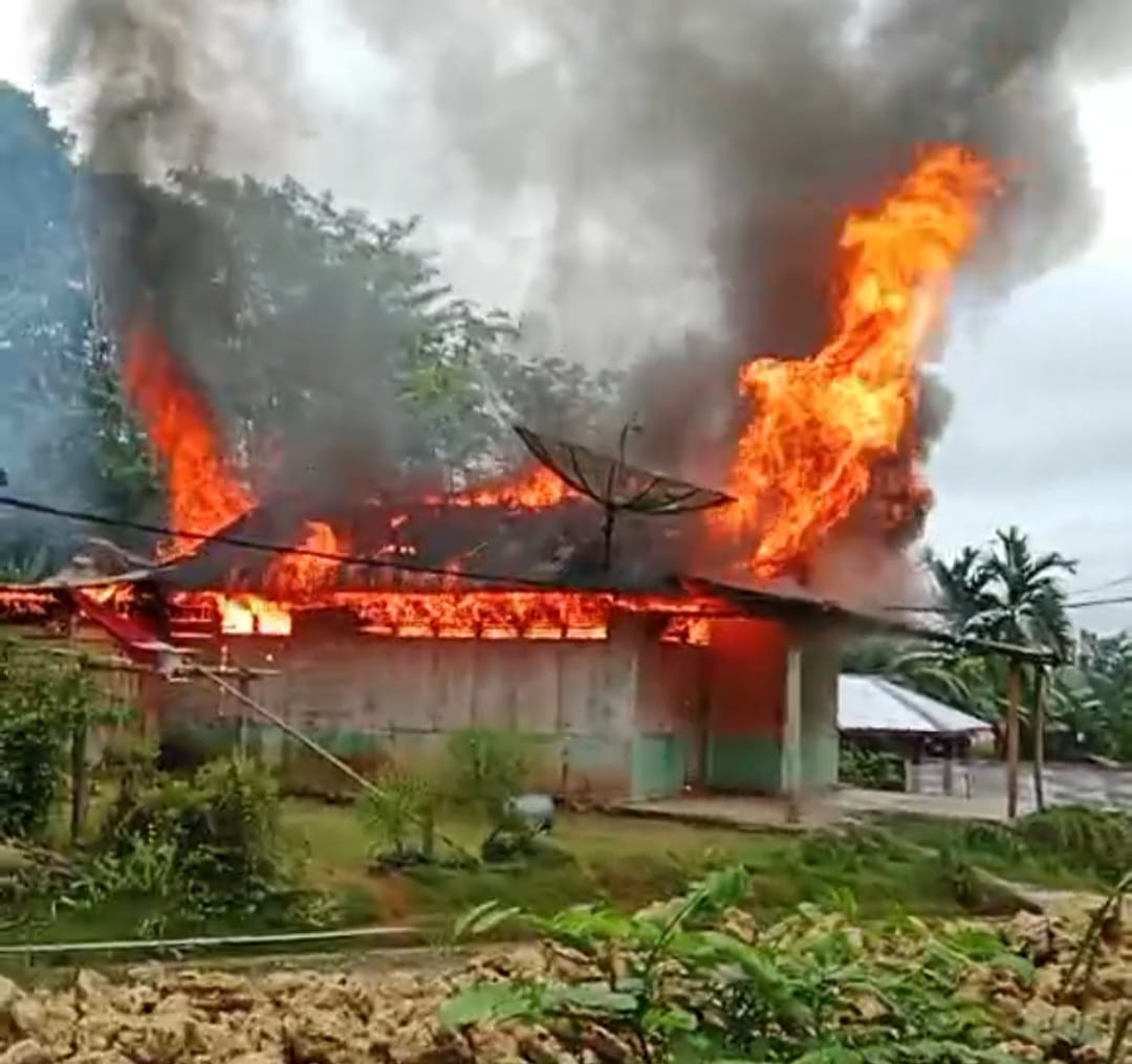 Satu rumah di Desa Banuasibohou II, Kecamatan Alasa, Kabupaten Nias Utara ludes terbakar, Sabtu (10/8). Akibat peristiwa tersebut seorang nenek lanjut usia menkadi korban tewas terpanggang. Waspada/Ist