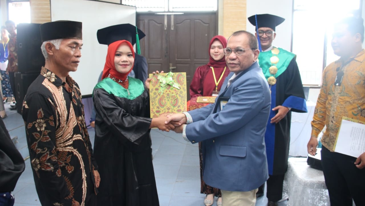 Rektor IPTS Wisuda 203 Mahasiswa Rektor IPTS Wisuda 203 Mahasiswa