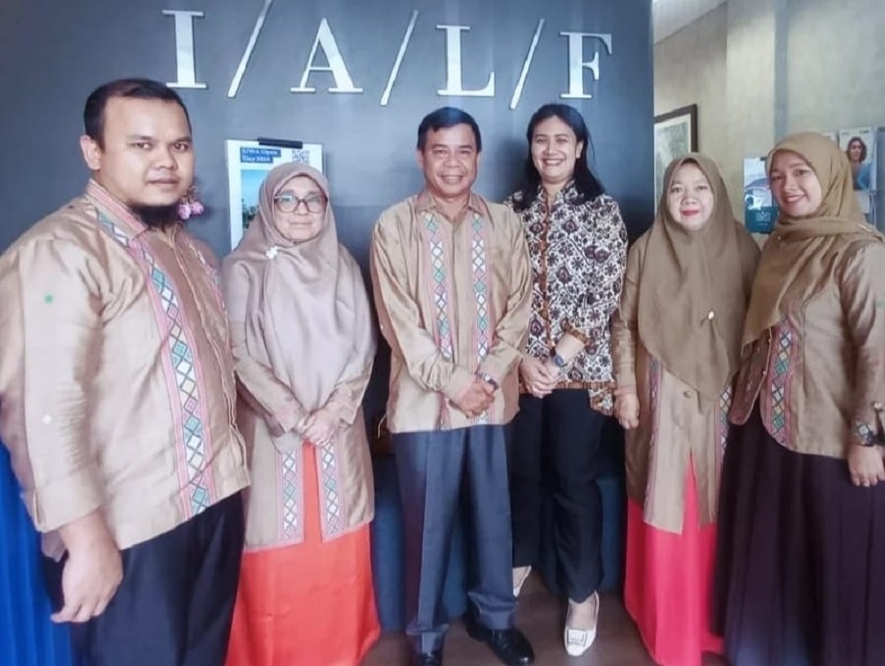 Rektor UM Tapsel, Muhammad Darwis, M.Pd (tengah) bersama Wakil Rektor 1 UM Tapsel, Aisyah Nurmi, S.Pt (2 kiri), Dekan FKIP UM Tapsel, Eli Marlina Harahap, M.Pd (2 kanan), Ketua Prodi Pendidikan Bahasa Inggris, FKIP UM Tapsel, Rahmat Huda, S.Pd., M.Hum (kiri) dan Dosen Prodi Pendidikan Bahasa Inggri, FKIP UM Tapsel, Khairunnisah, S.Pd., M.Hum (kanan) foto bersama usai penandatanganan MoU, MoA dan IA di kantor IALF, Rabu (7/8). Waspada/ist.