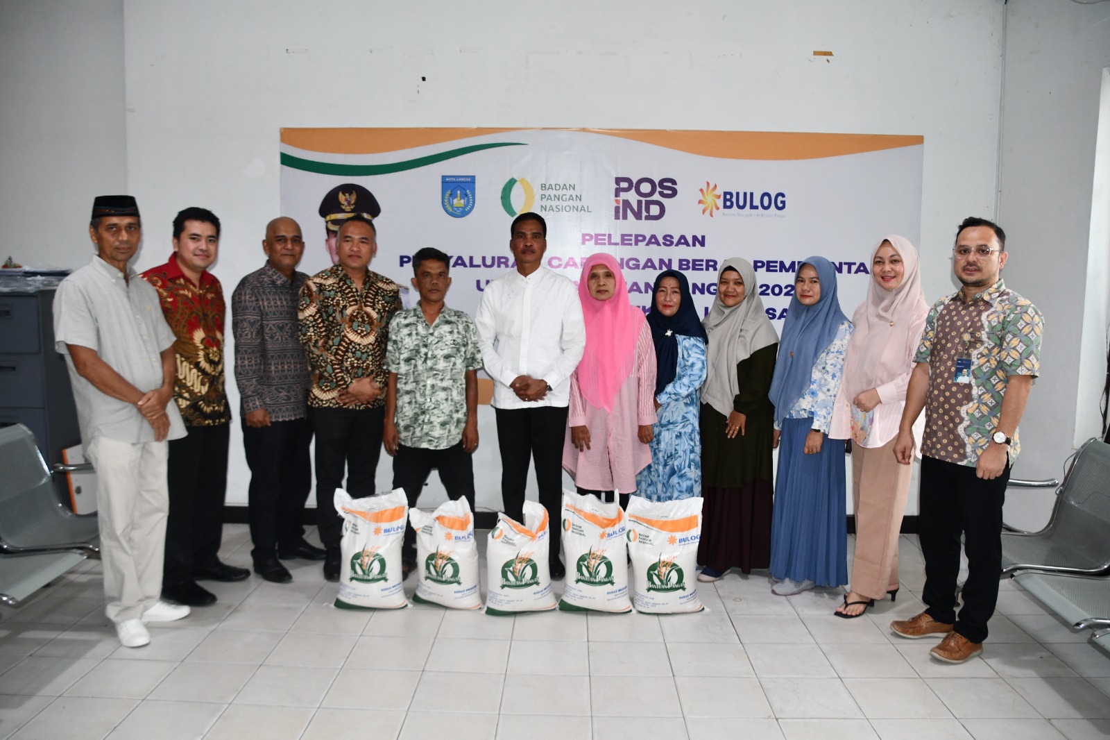 Pj Wali Kota Langsa Lepas Penyaluran Cadangan Beras Tahap III Pj Wali Kota Langsa Lepas Penyaluran Cadangan Beras Tahap III