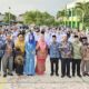 Ketua Tim Kesiswaan Pendidikan Madrasah Kanwil Kemenag Sumut Dr. Nursyamsiah, MA, (tengah), Kakan Kemenag Padangsidimpuan H.Masir Rambe, (7 Kanan), panitia dan Kepala MI, MTs dan MA di Zona V KSM Sumut foto bersama dengan peserta KSM Sumut Zona V di MAN 1 Padangsidimpuan, Kamis (1/8). Waspada/ist