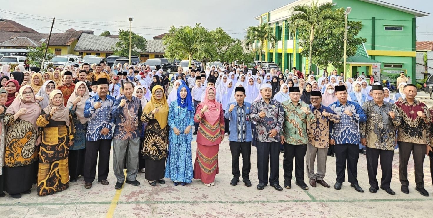 Ketua Tim Kesiswaan Pendidikan Madrasah Kanwil Kemenag Sumut Dr. Nursyamsiah, MA, (tengah), Kakan Kemenag Padangsidimpuan H.Masir Rambe, (7 Kanan), panitia dan Kepala MI, MTs dan MA di Zona V KSM Sumut foto bersama dengan peserta KSM Sumut Zona V di MAN 1 Padangsidimpuan, Kamis (1/8). Waspada/ist