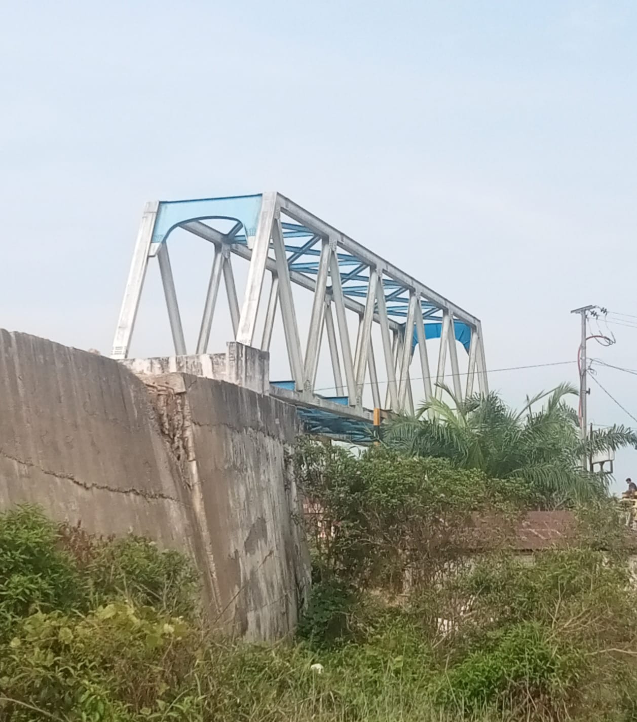 JEMBATAN layang jalur KA Besitang-Langsa bertahun tak kunjung terkoneksi akibat proyek mangkrak. Waspada/Asrirrais