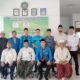 Ketua Majelis Permusyawaratan Ulama (MPU) Kota Langsa, Tgk Muhammad Salahuddin, didampingi Ketua KNPI Kota Langsa, Rizki saat berfoto bersama dalam rajutan silaturahmi, Senin (5/8). Waspada/Rapian.