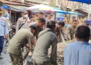 Petugas Dinas Perhubungan Kota Langsa bersama Satpol PP dan aparat kepolisian dari Polsek Langsa serta petugas Kecamatan Langsa Kota melakukan penertiban pedagang kaki lima (K-5) yang berjualan di badan jalan di seputaran Pusat Pasar Kota Langsa, Selasa (6/8). Waspada/dede