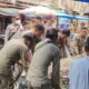 Petugas Dinas Perhubungan Kota Langsa bersama Satpol PP dan aparat kepolisian dari Polsek Langsa serta petugas Kecamatan Langsa Kota melakukan penertiban pedagang kaki lima (K-5) yang berjualan di badan jalan di seputaran Pusat Pasar Kota Langsa, Selasa (6/8). Waspada/dede