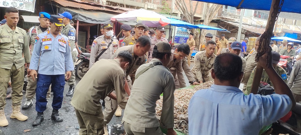 Petugas Dinas Perhubungan Kota Langsa bersama Satpol PP dan aparat kepolisian dari Polsek Langsa serta petugas Kecamatan Langsa Kota melakukan penertiban pedagang kaki lima (K-5) yang berjualan di badan jalan di seputaran Pusat Pasar Kota Langsa, Selasa (6/8). Waspada/dede