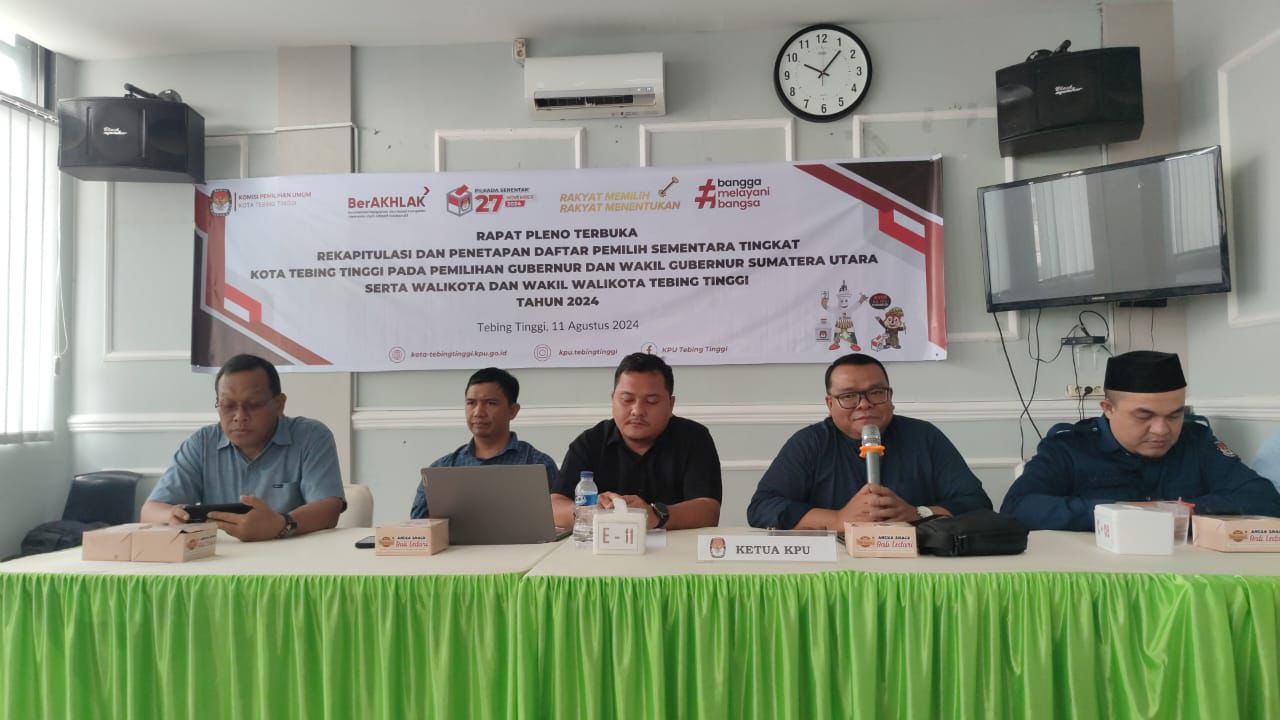 Ketua KPU Kota Tebingtinggi, H Emil Sofyan saat memimpin rapat pleno terbuka DPS Pilkada serentak Kota Tebingtinggi. Waspada/Kristian Brahmana