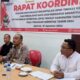 Ketua Bawaslu Tapsel Taufik Hidayat (tengah) bersama Kordiv HP2H Bawaslu Tapsel Vernando Maruli Aruan (kanan) dan Kooordinator Sekretariat Bawaslu Tapsel, Salman Paris Harahap, memberikan arahan kepada kepada Panwascam dan jajarannya dalam Rakor dengan Panwascam di Kantor Bawaslu Tapsel, Sabtu (10/8). Waspada/ist.