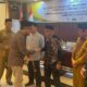 Anggota DPRA Tgk H Irawan Abdullah, S.Ag,MM didampingi Kadis Syariat Islam Aceh Zahrol Fajri, S.Ag, MH menyerahkan secara simbolis tanda peserta pada pelatihan dai,khatib dan imam yang digelar Dinas SI Aceh dan IKADI Aceh Besar mulai (13 -15 Agustus) di Grand Arabia Hotel Banda Aceh.(Waspada/T.Mansursyah)