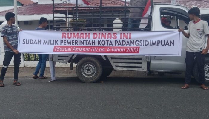 Bupati Tapsel Didemo, Tinggalkan Rumah Dinas Lama Di Sidimpuan