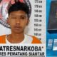Tim Opsnal Sat Resnarkoba meringkus terduga pelaku, dua pria asal Kab. Simalungun JR, 44, dan DWS, 22, di Perumahan Ringroad Green City, Jl. Medan, Kel. Tanjung Tongah, Kec. Siantar Barat, Kamis (15/8) pukul 22:00 dan menyita barang bukti narkotika jenis sabu-sabu dan lainnya.(Waspada-Ist).