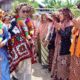Pj Ketua Dekranasda Aceh, Mellani Subarni, didampingi Pj Ketua Dekranasda Aceh Tengah, Novita Mirzuan, disambut kedatangannya oleh masyarakat saat mengunjungi Desa Kerajinan dalam rangka pembinaan dan penilaian di Desa Toweran Antara, Kecamatan Lut Tawar, Aceh Tengah, Rabu, (31/7). (Waspada/Ist)